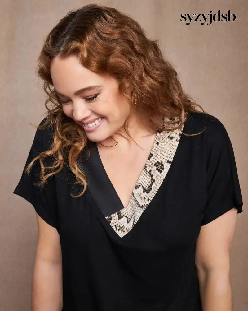 T-shirt kimono in jersey di viscosa elasticizzata con scollo a V con fantasia animalier BLACK - T-SHIRT